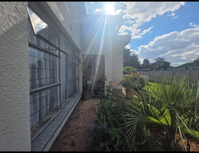 3 BEDROOM HOUSE FOR SALE IN VANDERBIJLPARK SE 6